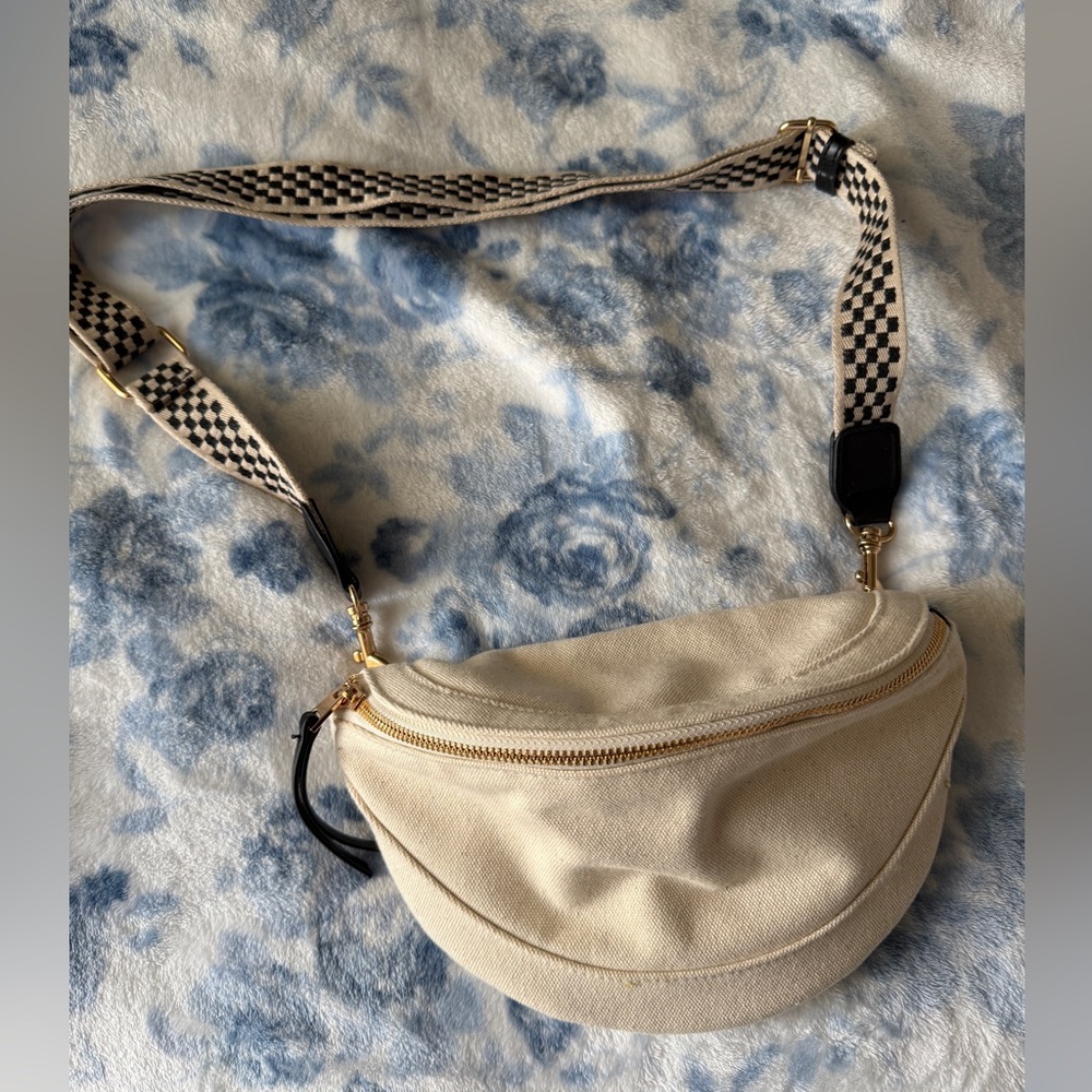NWT Universal Thread Crescent Fanny Pack Crossbody Canvas Bag